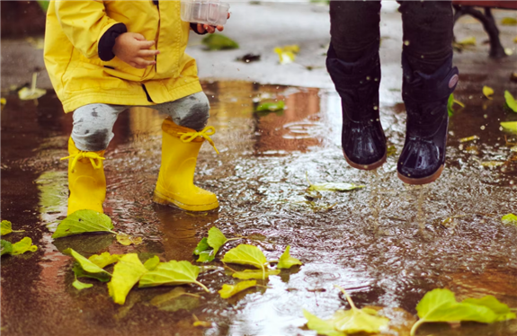 Kinderen in de regen